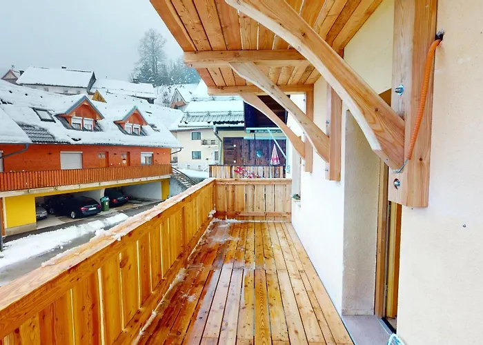 Hisa Margit, Ratece 150