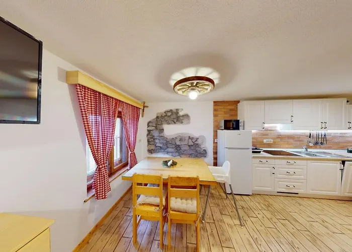Hisa Margit, Ratece 150