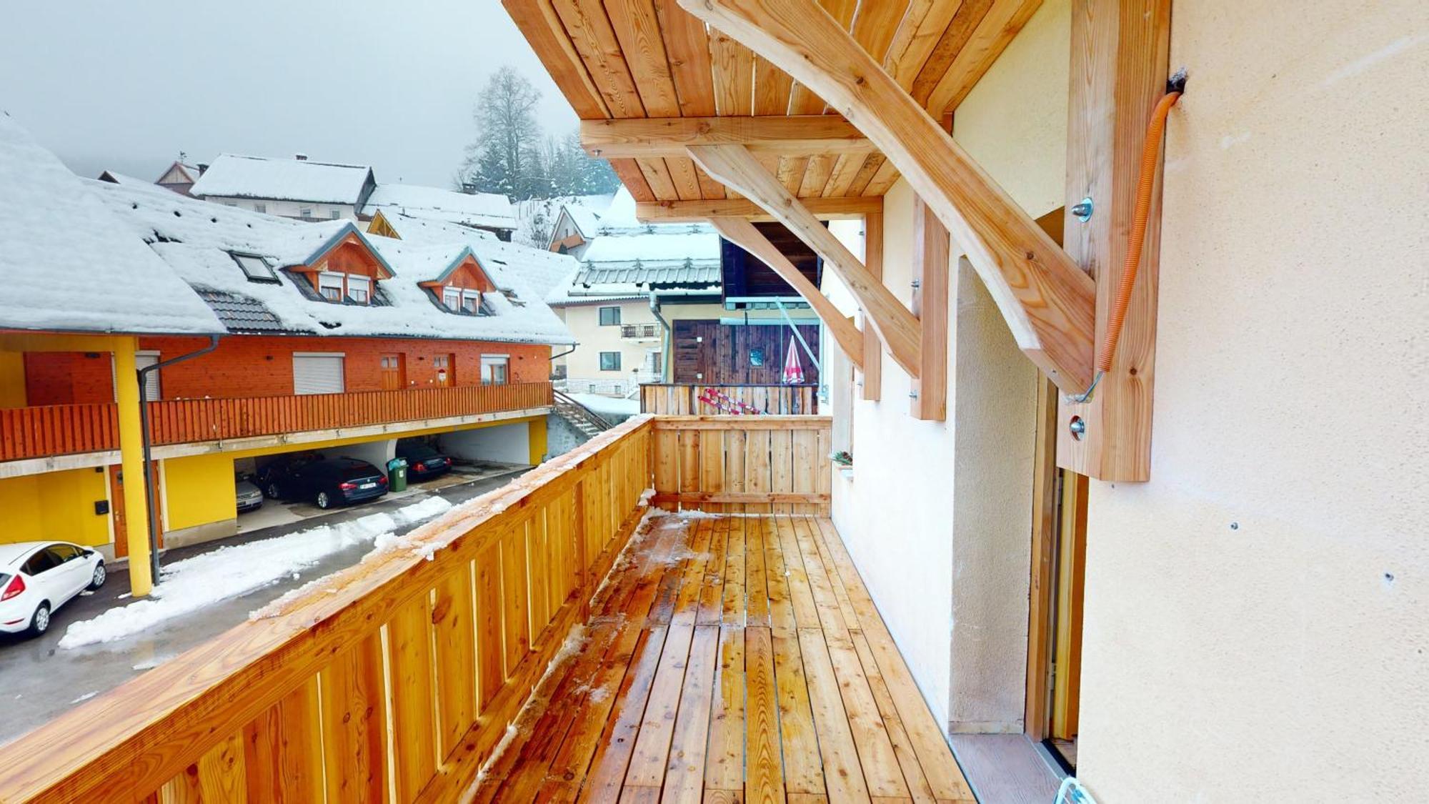 Hisa Margit, 150 *