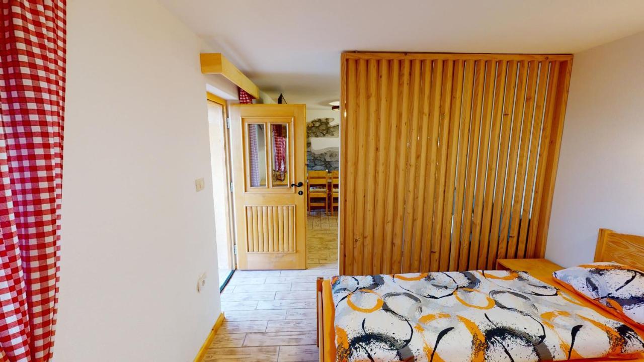 Hisa Margit, 150 *